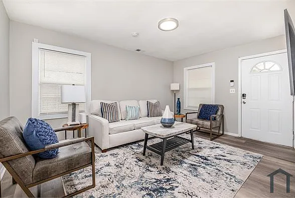 3 bed, 1000 sqft, $2,000 — Photo 2