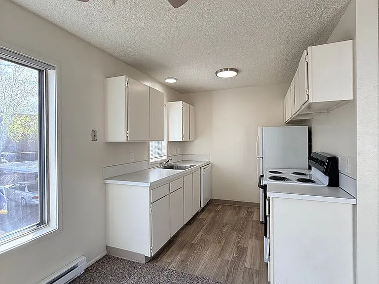 Sunnyside Village Apartments — Photo 45