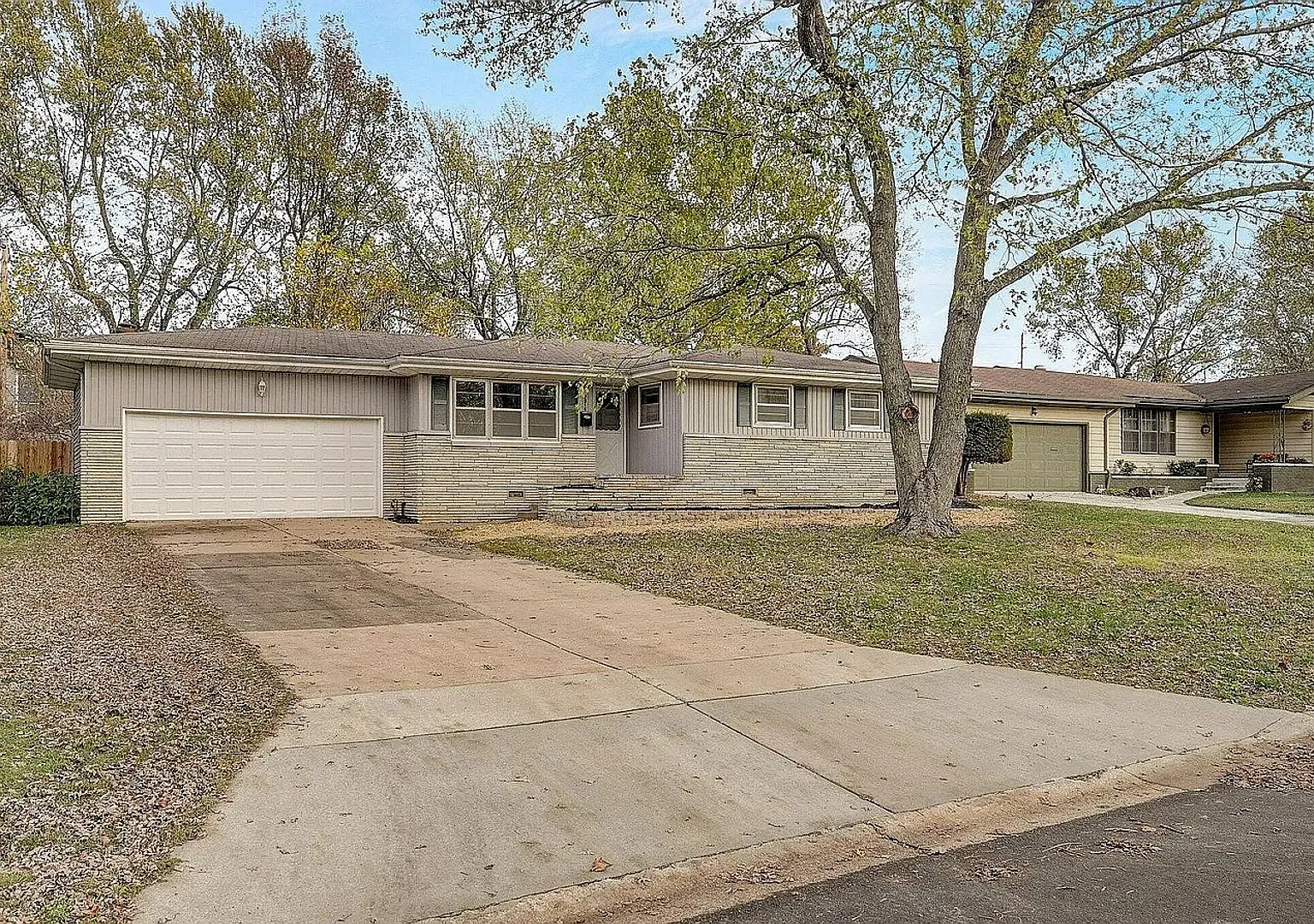 3 bed, 1.5 bath, 2 car garage, allows pets — Photo 2
