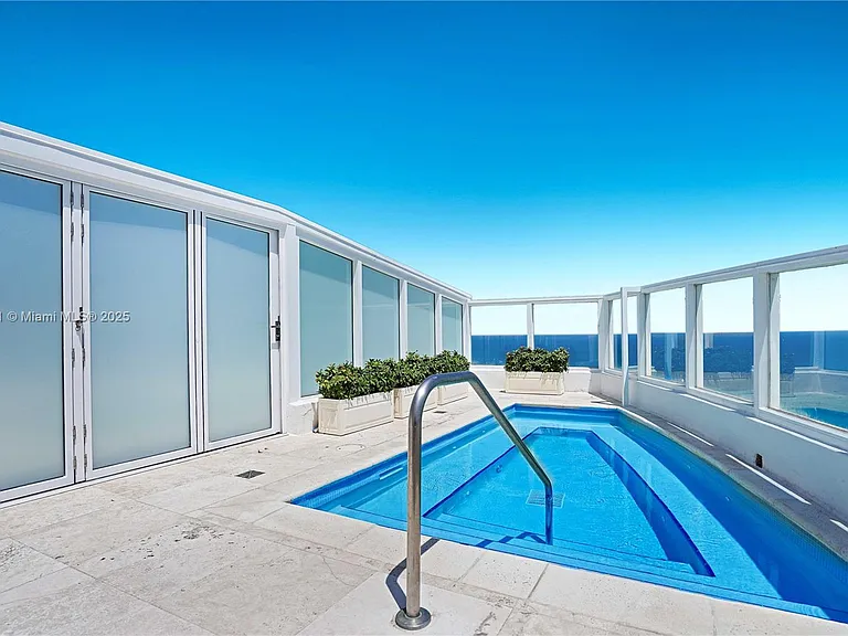 4401 Collins Ave #PH SOUTH — Photo 37