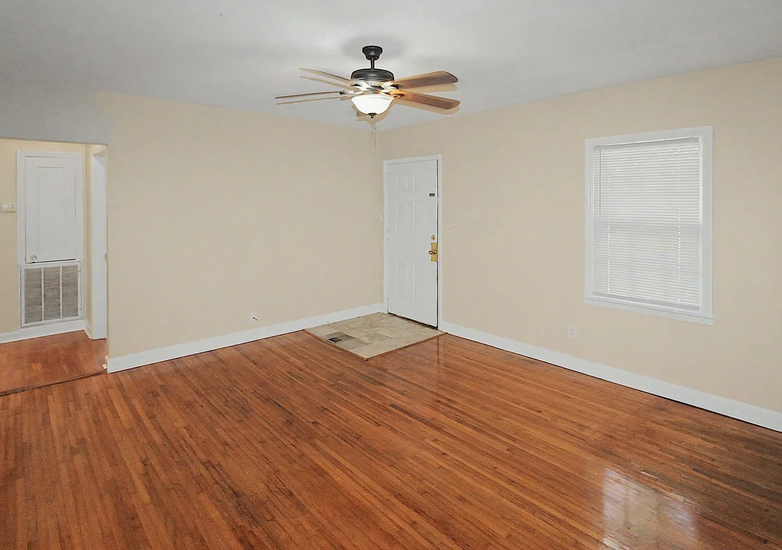 Cozy Ranch off The Plaza! — Photo 4