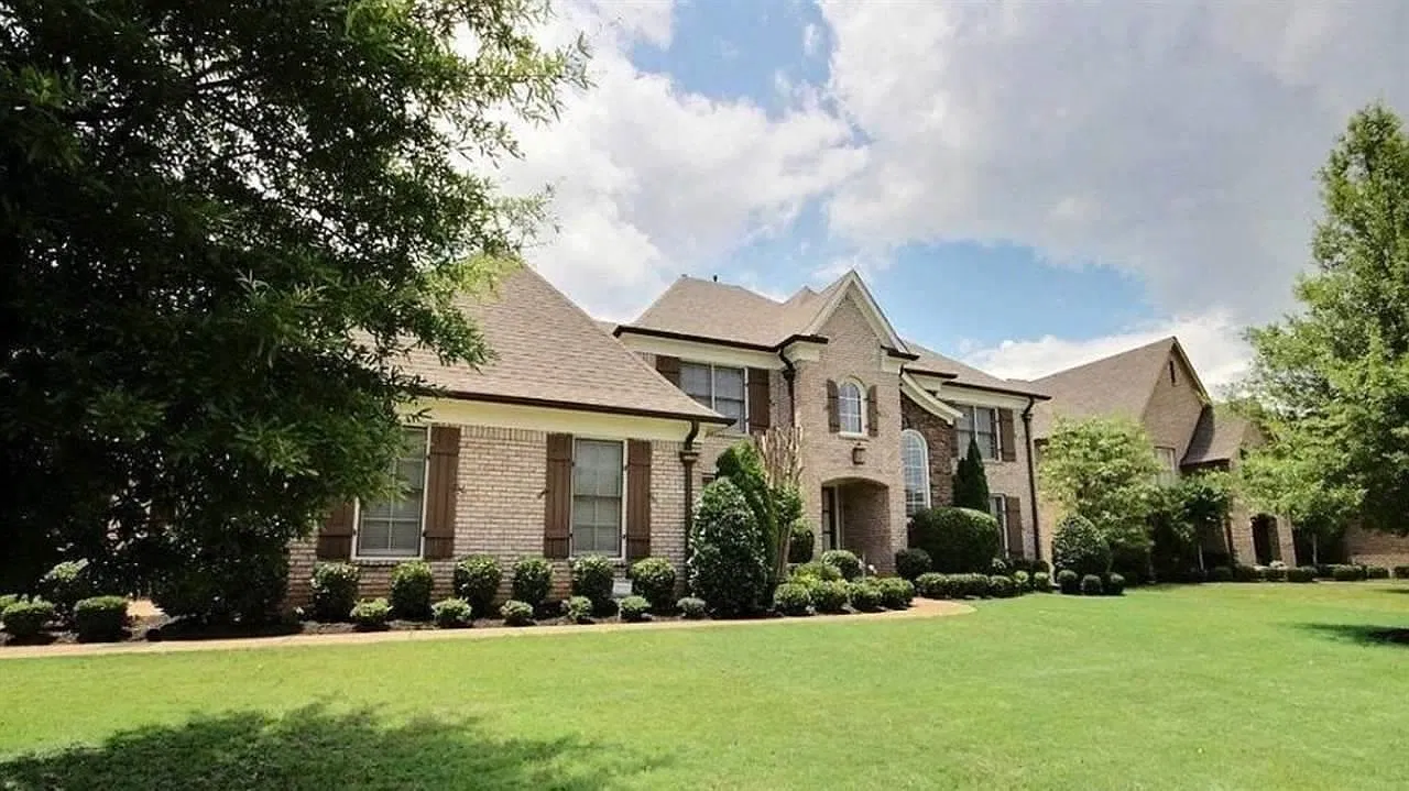 5 bed, 4.5 bath, 4313 sqft, $3,875 — Photo 2