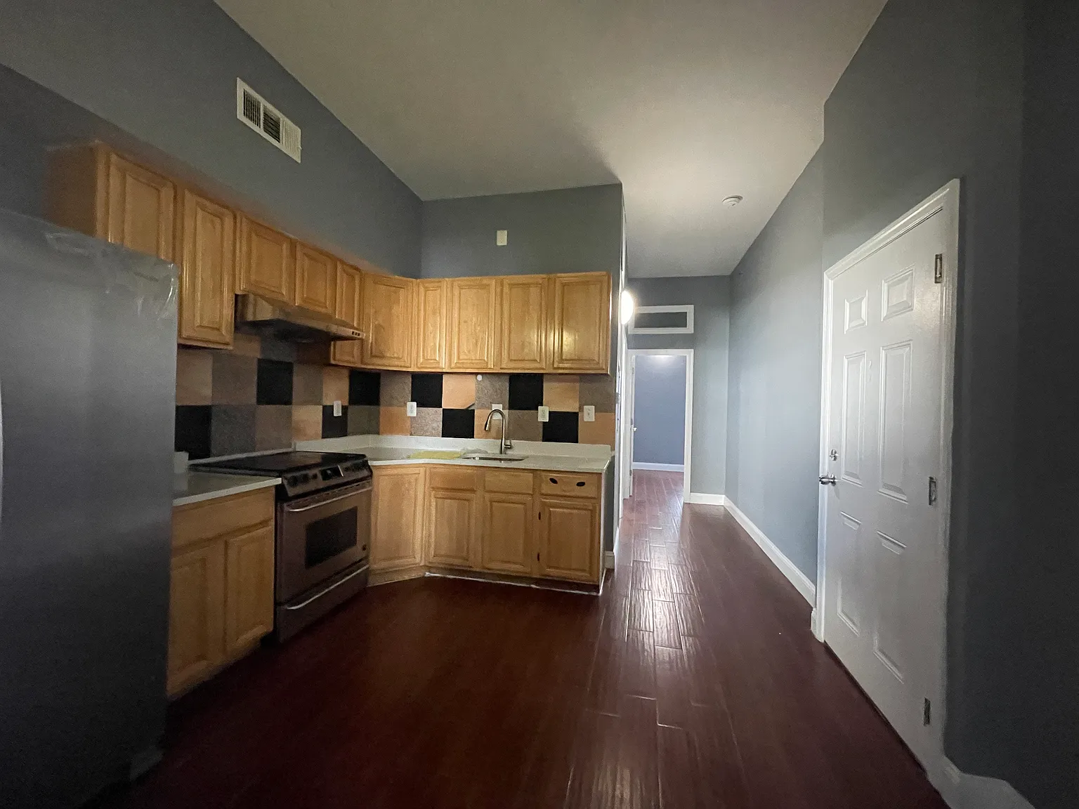 3 bed, 800 sqft, $1,500 — Photo 3