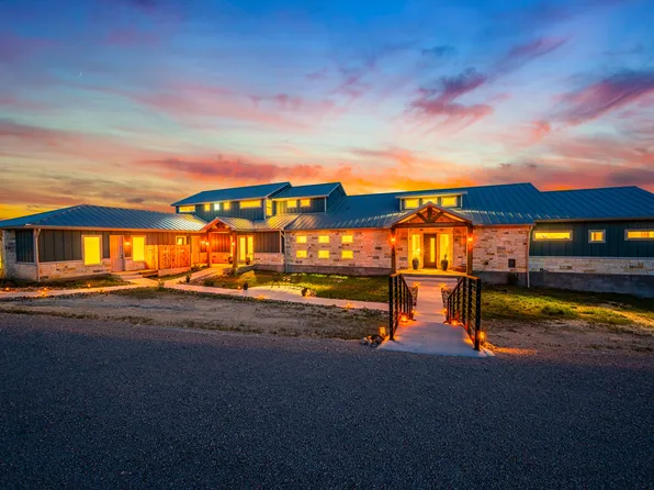 554 Seven Falls Dr, Fredericksburg, TX 78624