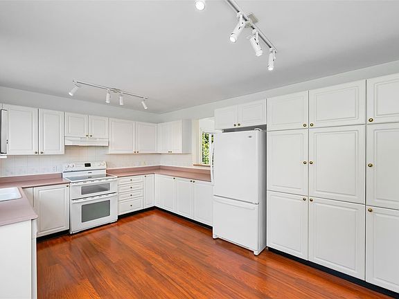 5th image of 14 Erskine Ln #77