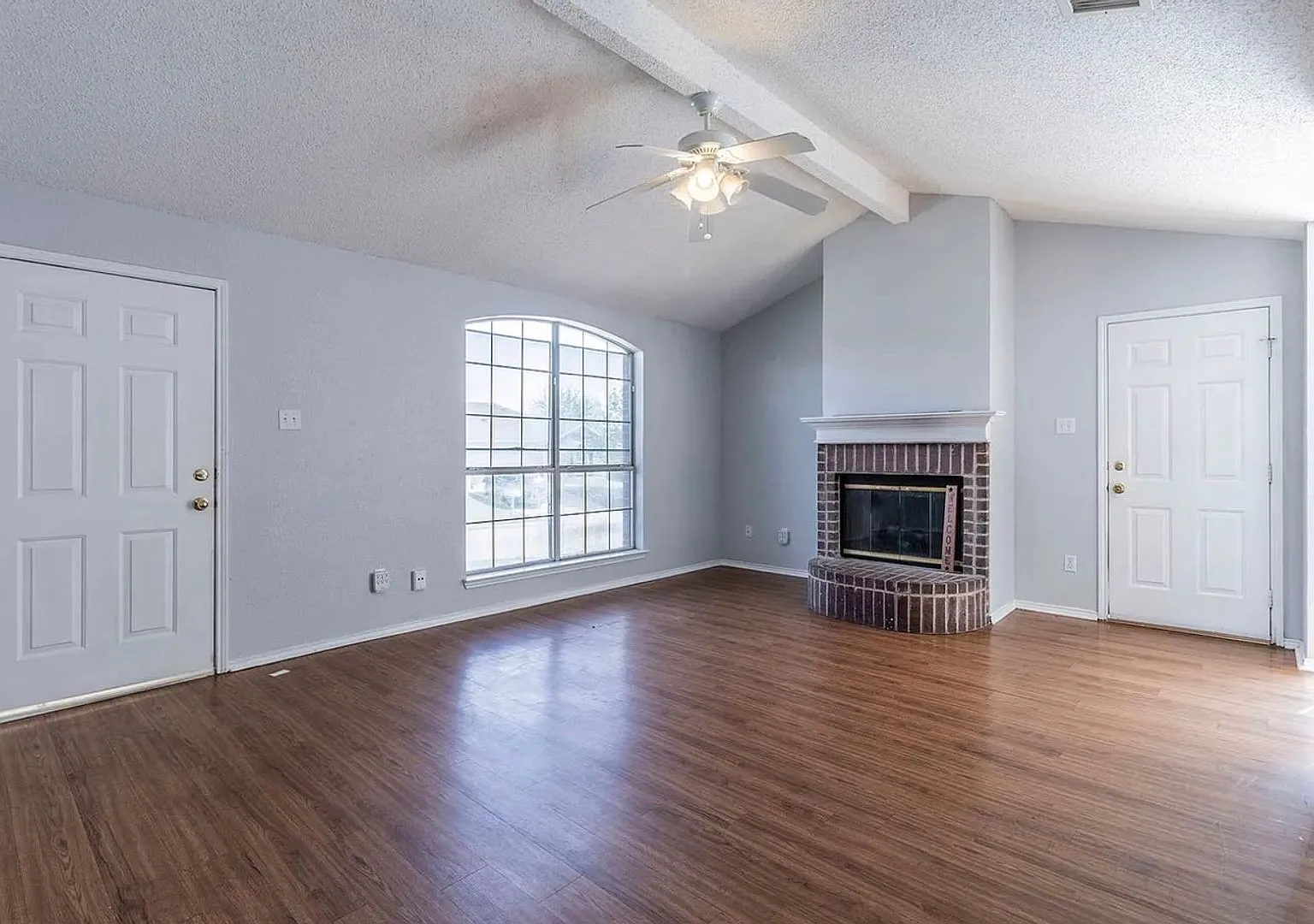 Charming 3-Bedroom Home with Vaulted Ceilings & Fireplace — Photo 4