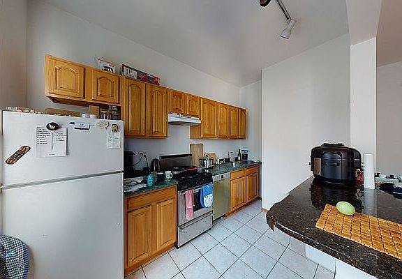 4th image of 67 E 7th St APT 3