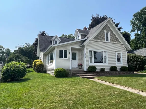 1029 N Saginaw St, Lapeer, MI 48446