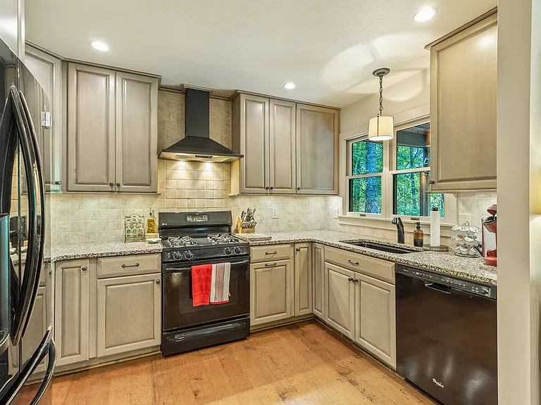 412 Dog Mountain Rd — Photo 16