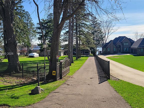 3rd image of 605 Hilltop Dr