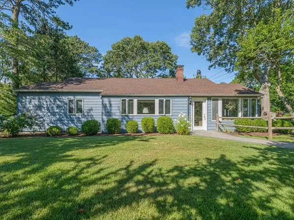 10 Washington Ave E, Hampton Bays, NY 11946