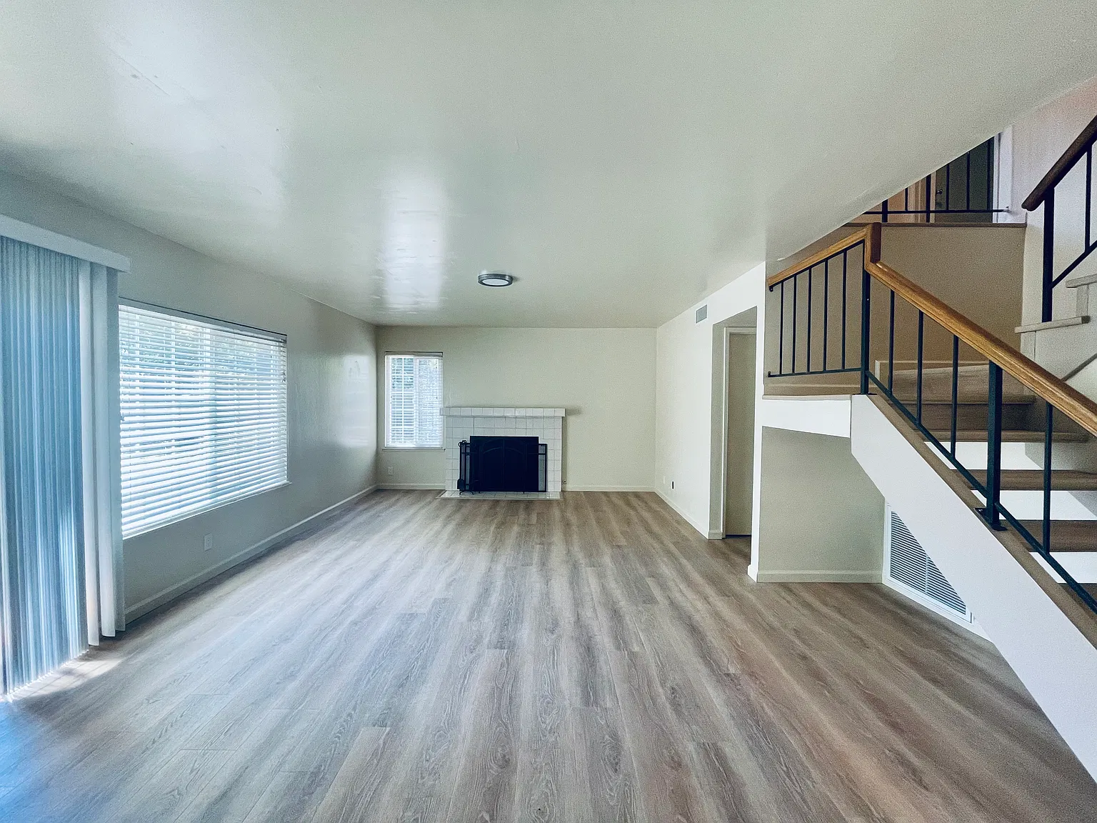 4 bed, 2.5 bath, 2162 sqft, $3,200 — Photo 2