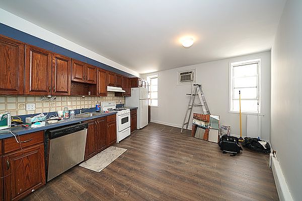 1st image of 25-35 Astoria Blvd #3