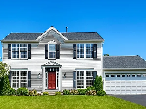 1196 Belmont Dr, Farmington, NY 14425
