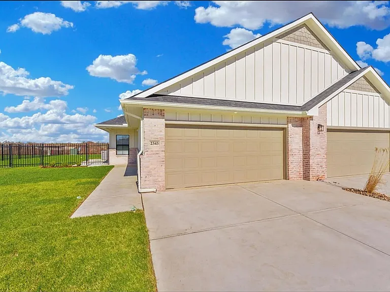 2295 E Spring Hill Ct — Photo 1
