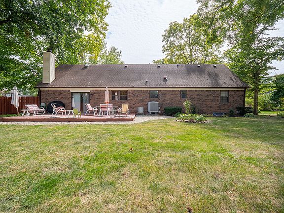 3rd image of 36 Fairlane Dr