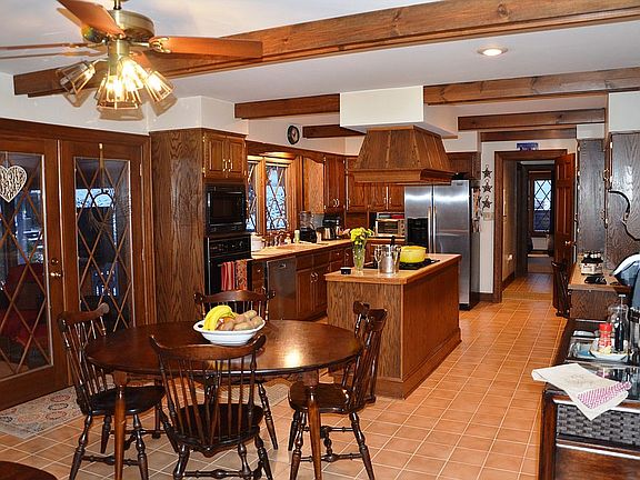 Kitchen & eating area