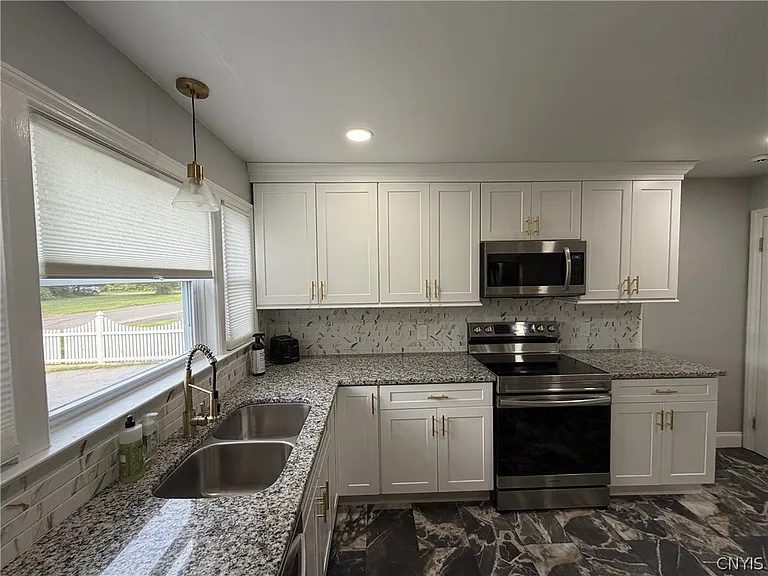 902 James St — Photo 13