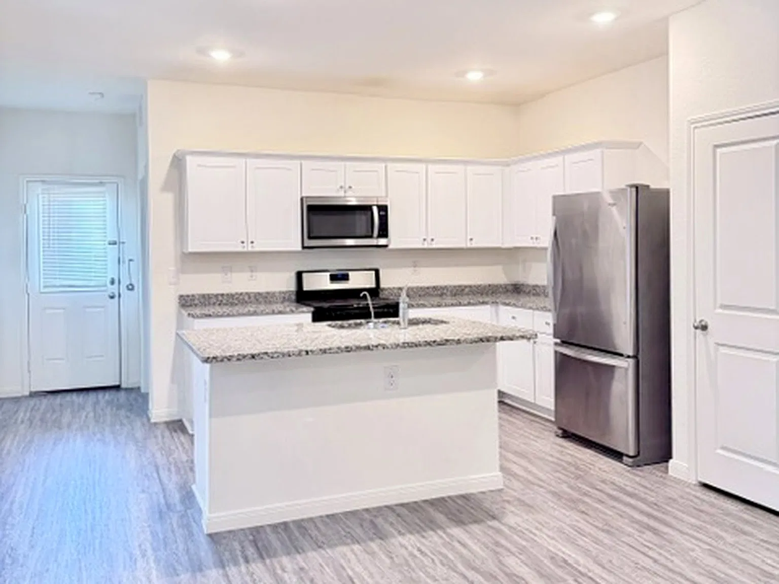 3 bed, 1398 sqft, $1,388 — Photo 3