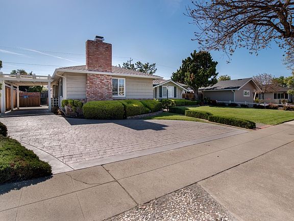 3rd image of 2871 Nicholas Dr