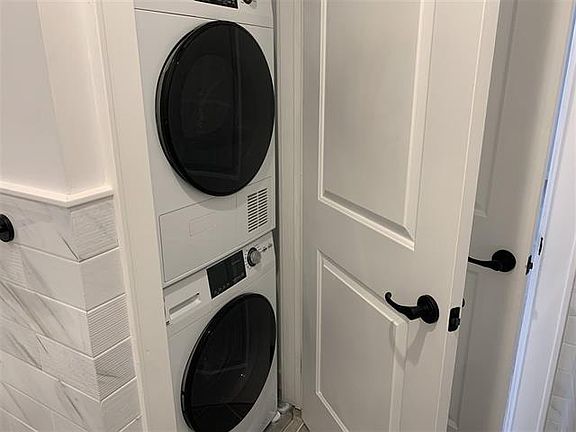 5th image of 1024 Clinton St APT 404
