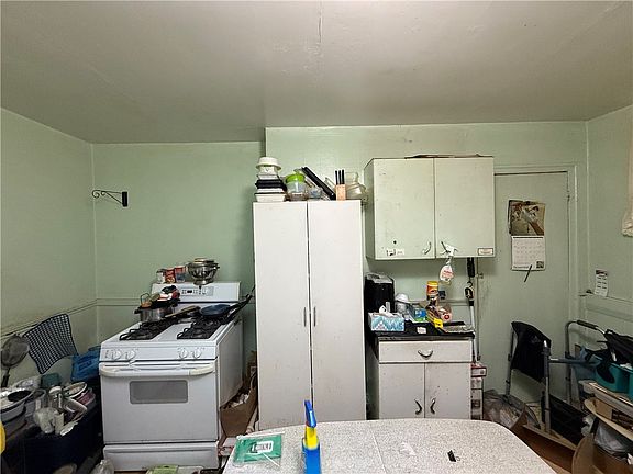 4th image of 840-842 Windom St