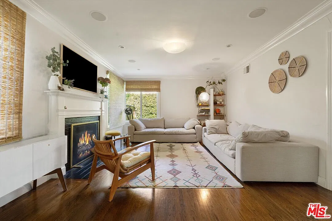 3 bed, 2.0 bath, 1800 sqft, $7,500 — Photo 3