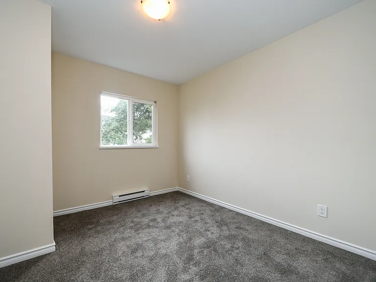678 7th Ave — Photo 16