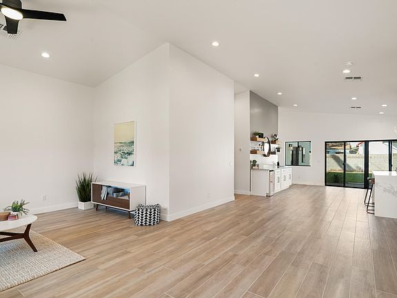 5th image of 2206 E Weldon Ave