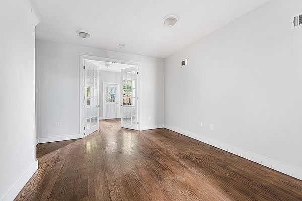 1st image of 17 Grattan St #1