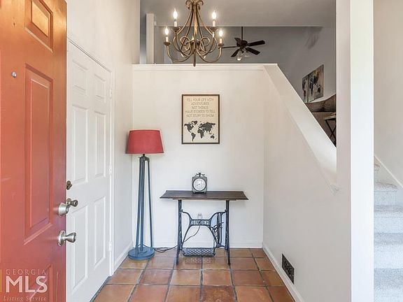 3rd image of 1017 Creatwood Cir SE