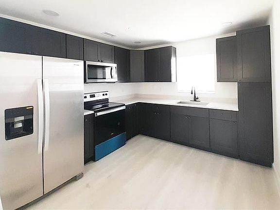 4th image of 4870 Badger Ave