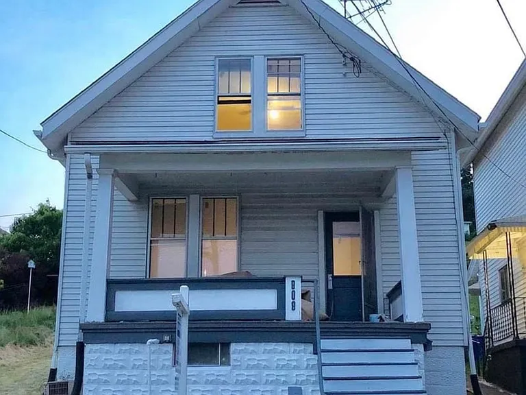 909 Oakland Ave — Photo 1