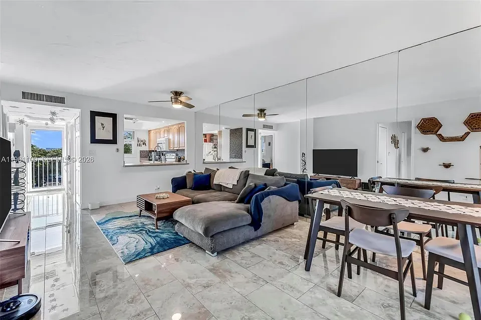 2 bed, 975 sqft, $2,450 — Photo 4