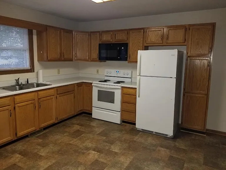 1112 Oakview Dr — Photo 7