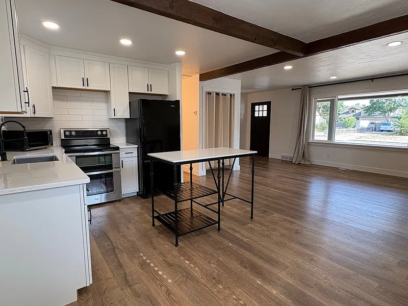 2316 W Kootenai St — Photo 2