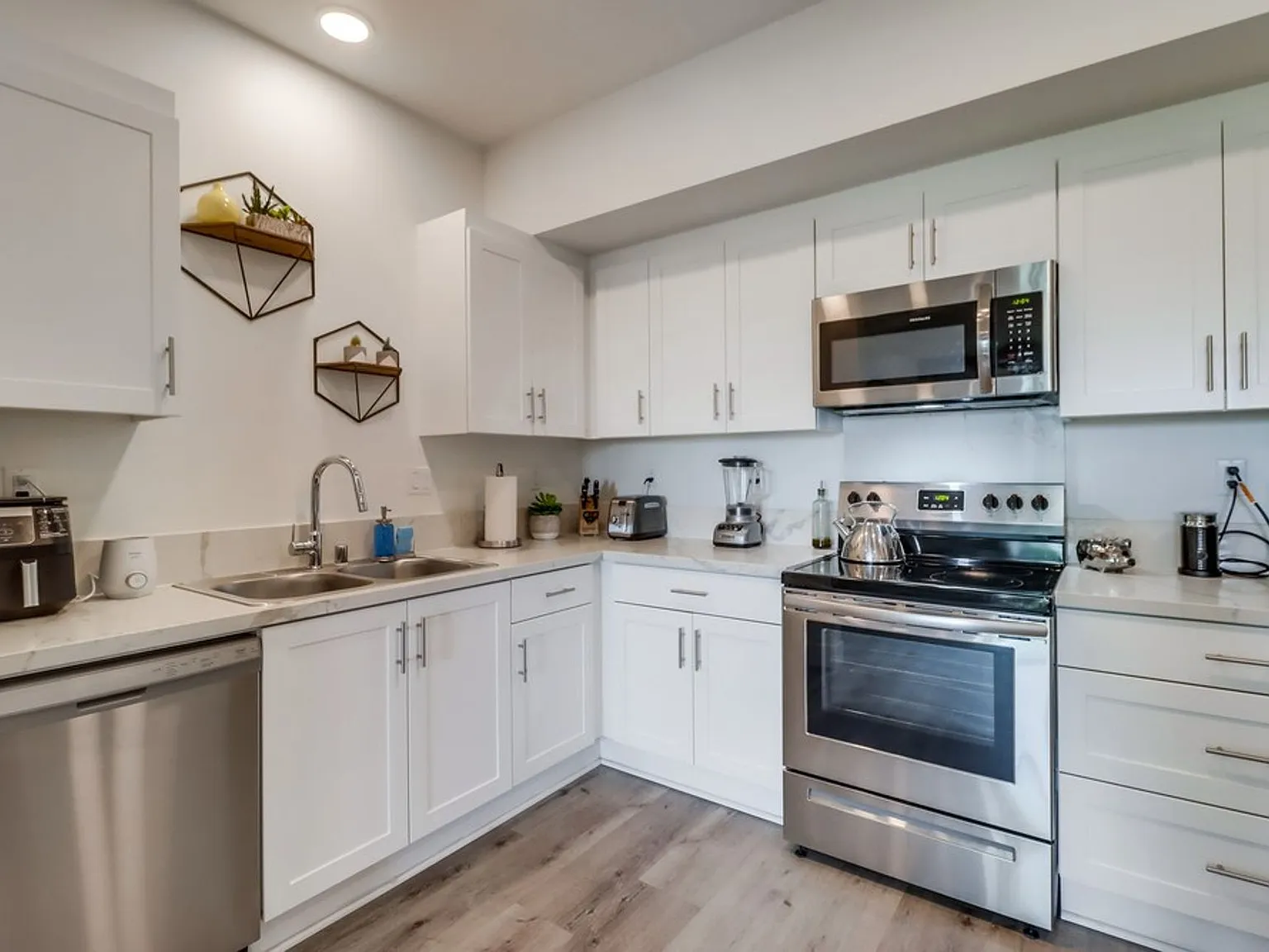 Ridgeway Apartments — Photo 2