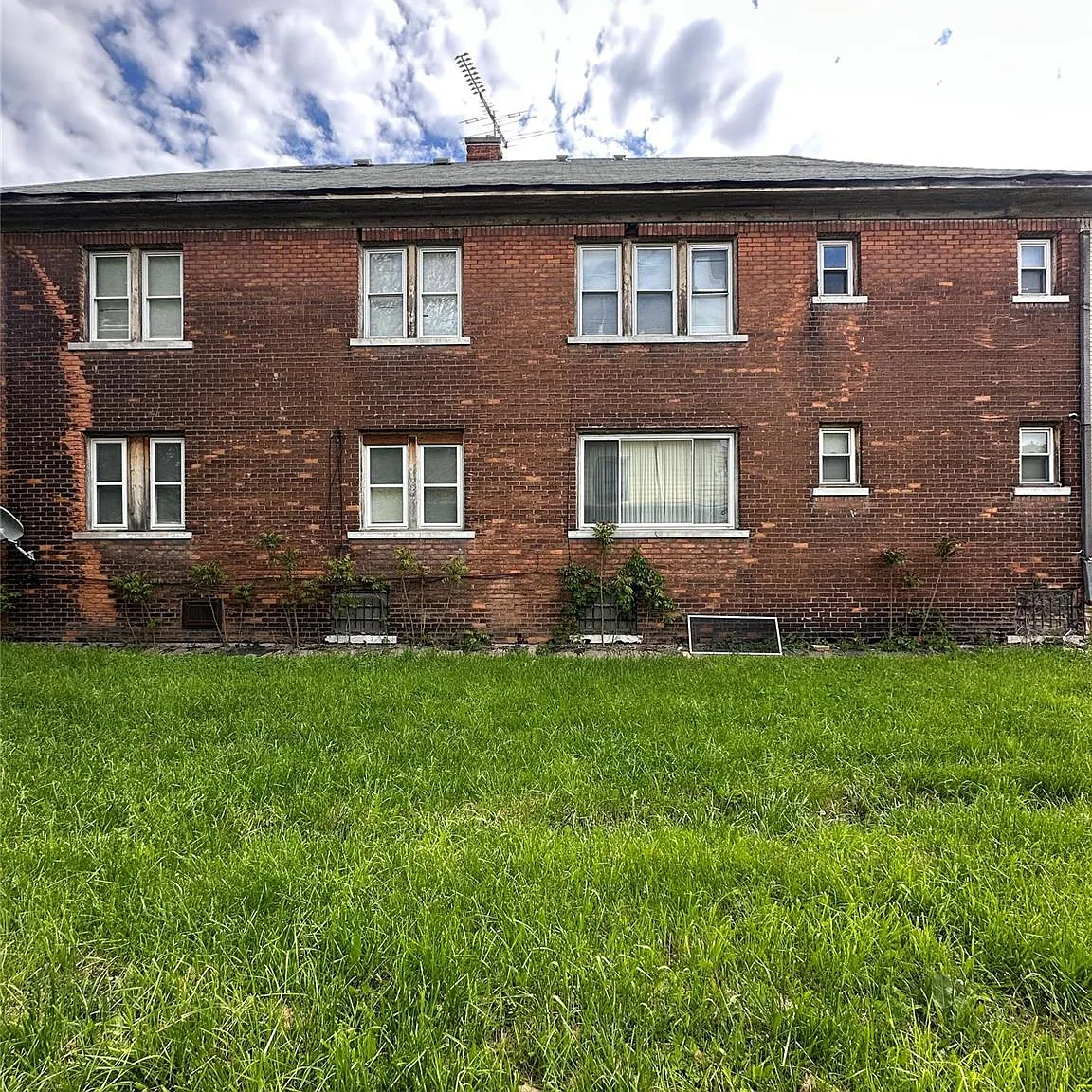 3 bed, 1.0 bath, 2800 sqft, $1,200 — Photo 4