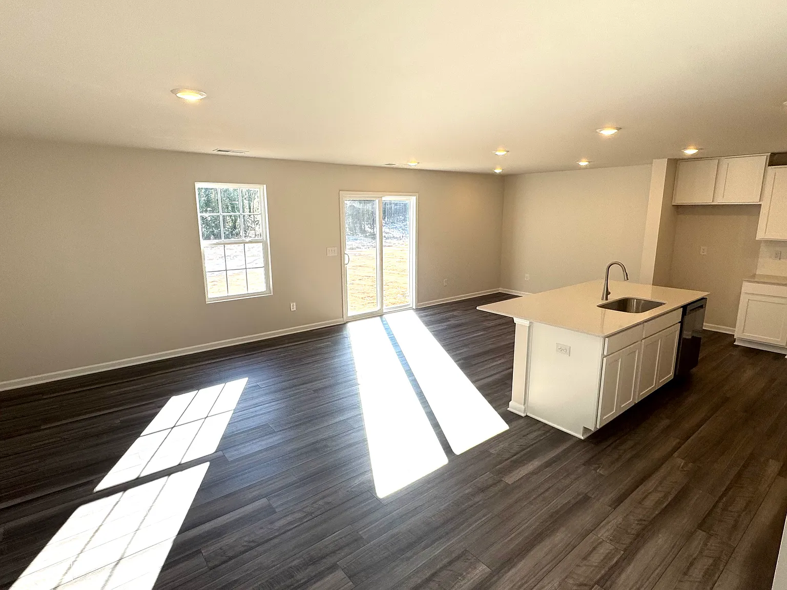 4 bed, 2.5 bath, 1956 sqft, $2,195 — Photo 4