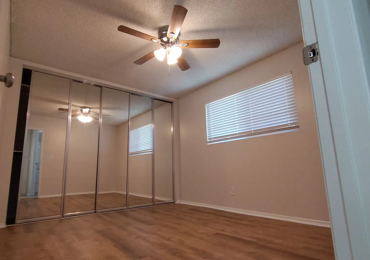 Don't miss this charming apartment in one of San Diego's most sought-after beach communities. Enj... — Photo 4