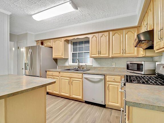 5th image of 212 Pinewood Dr