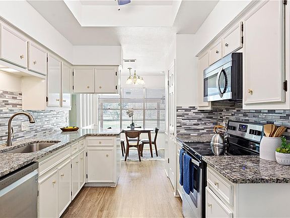 5th image of 1702 Bluff Dr
