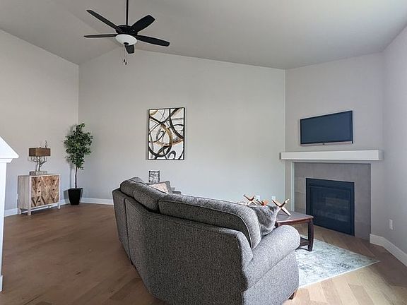 4th image of 215 Rainier Dr