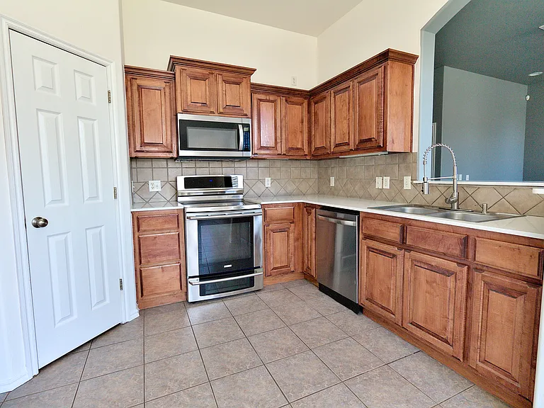 2505 Black Oaks Cir — Photo 8