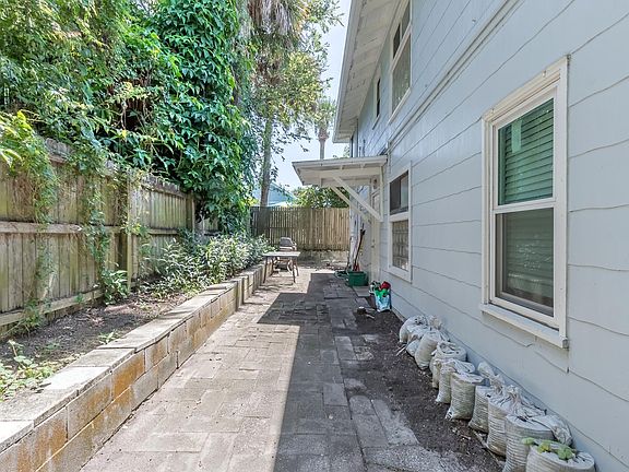 5th image of 402 N Wild Olive Ave #1