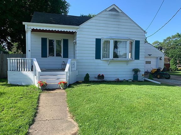 3rd image of 223 Richards St