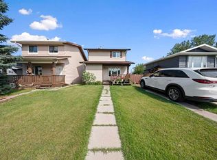 32 W Shawmeadows Rd SW, Calgary, AB T2Y 1B2