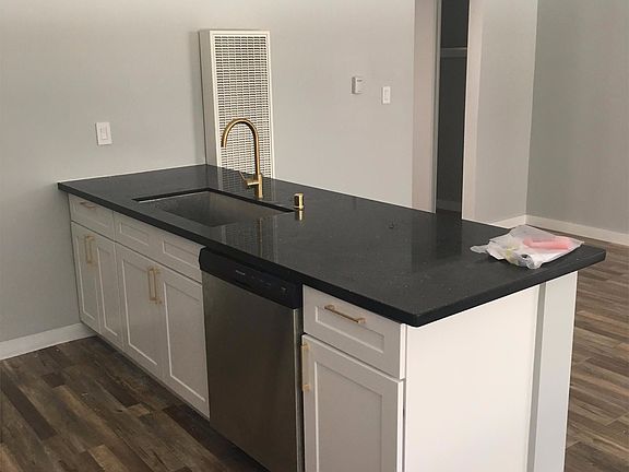 4th image of 122 N Commonwealth Ave APT 110