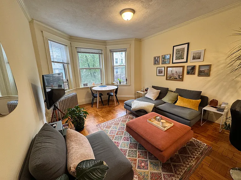 32 Queensberry St #8R — Photo 1