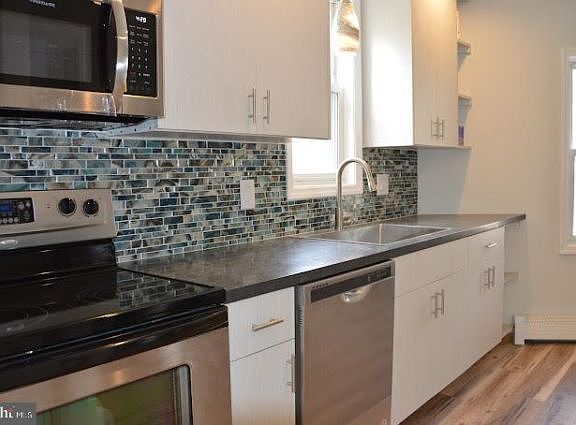 2nd image of 411 Haven St